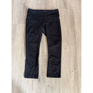 Pre-Loved Lululemon Wonder Under size 6 approximately 23in leg zipper in back